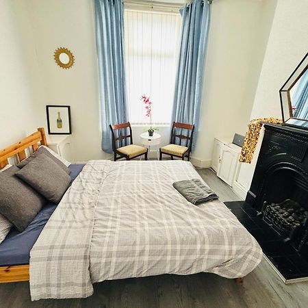 Entire 3 Bedroom House- Free Parking Ливерпуль Экстерьер фото